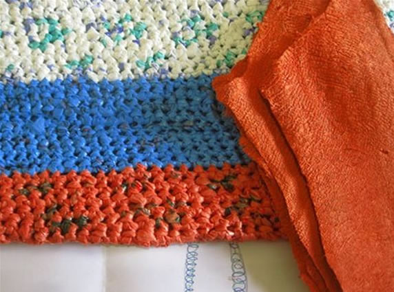 Como fazer tapete artesanal com sacolas plásticas