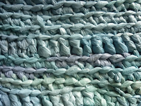 Como fazer tapete artesanal com sacolas plásticas