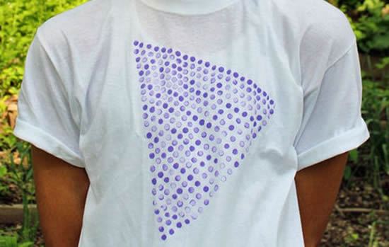 Camisa decorada com a técnica de carimbo