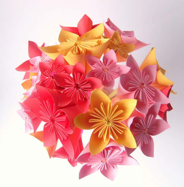 Enfeite com flores de origami
