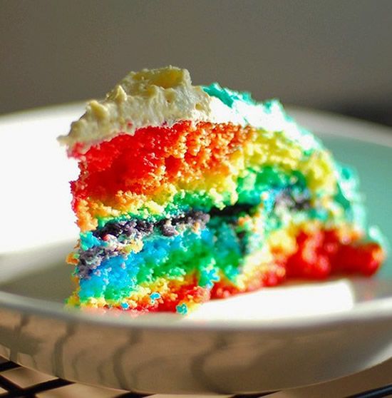 Fatia do bolo colorido arco-íris