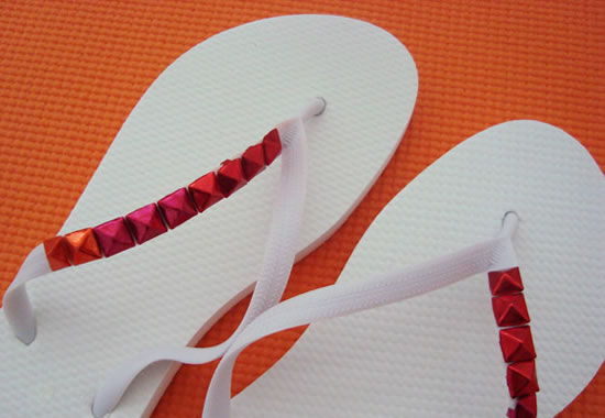 Sandalias havaianas decoradas com tachinhas