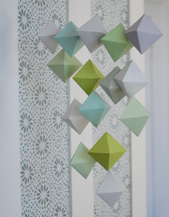 Decoração da sala com móbile de origami