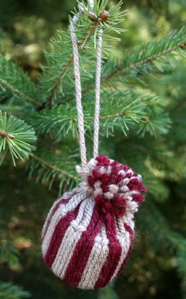 Enfeite artesanal para pendurar na Árvore de Natal – Gorrinho de Lã
