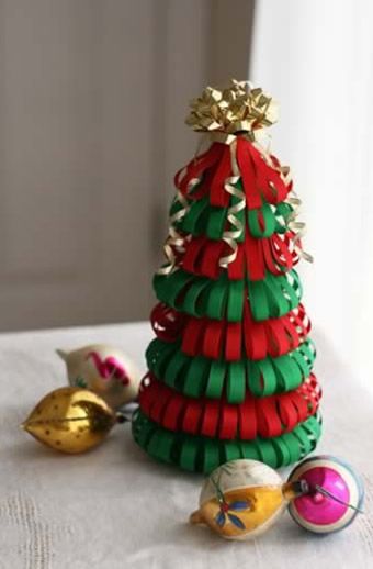 Árvore de Natal com fitas de tecido para decoração