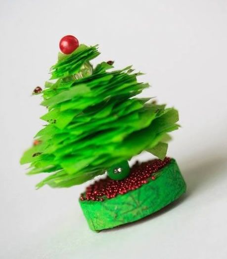 Árvores de Natal com papel crepom em miniatura para decoração