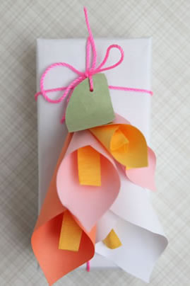 flores-de-papel-colorido-para-decoracao-de-presente-capa Flores de papel colorido para enfeitar presente passo a passo