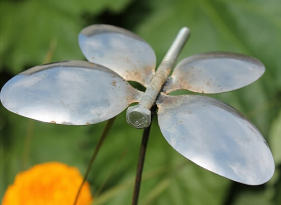 Decoração com colheres de metal para o jardim