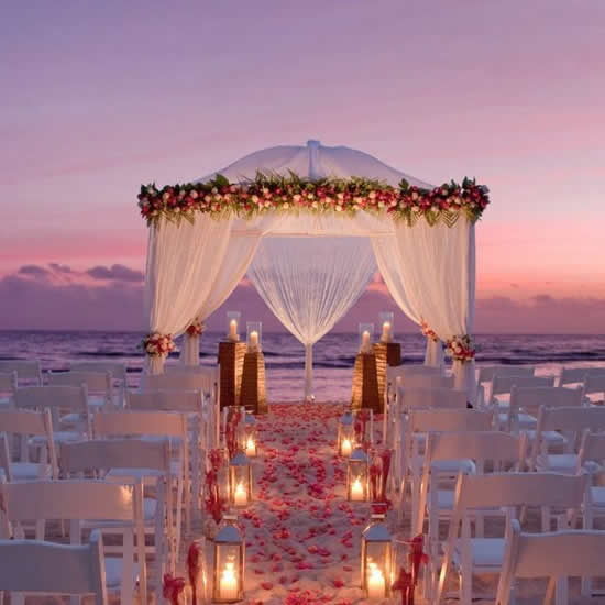 Decoração de casamento na praia a noite
