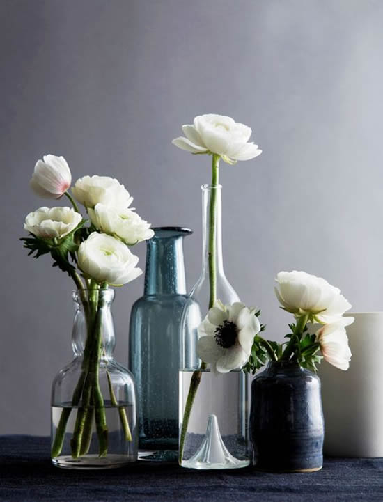Flores e garrafas de vidro para decoração