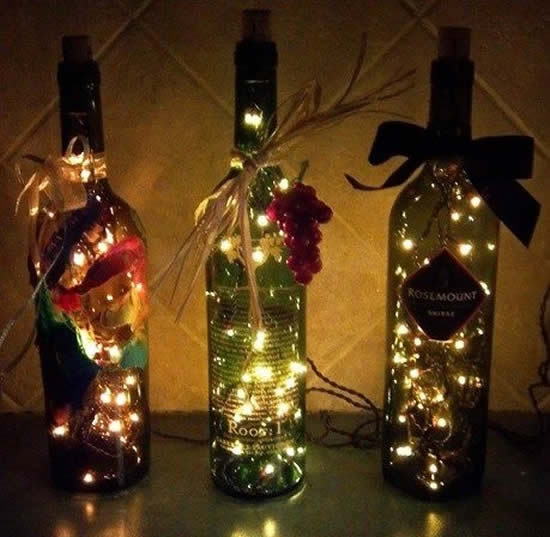 Decoração com garrafas de vidro e pisca-pisca para Natal