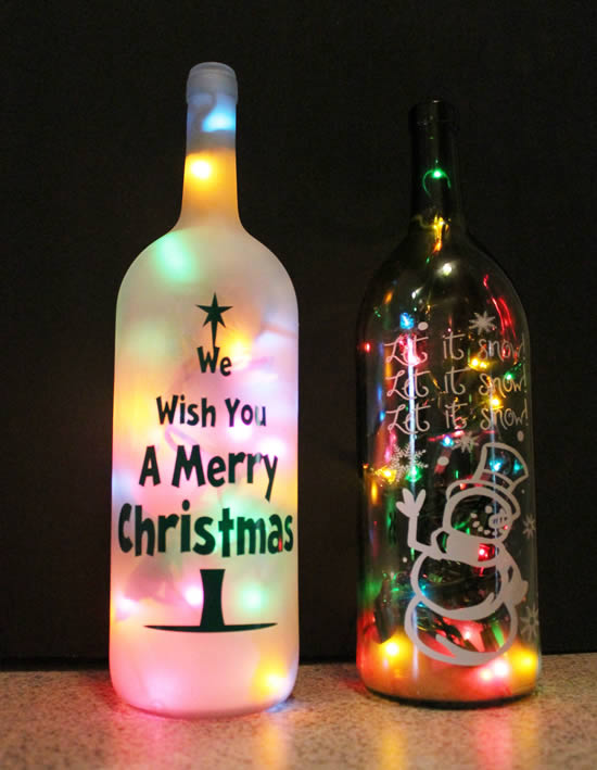 Decoração de Natal com pisca-pisca e garrafas