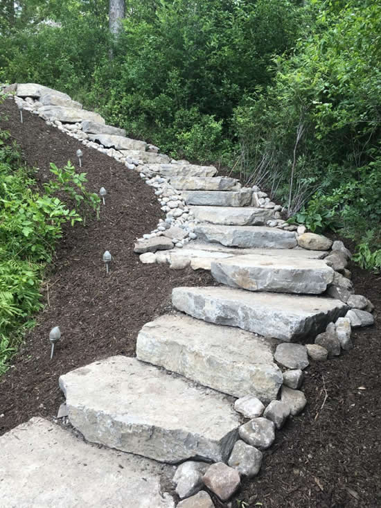 Escada com pedra no jardim