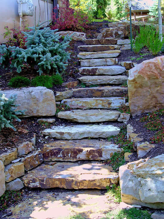 Lindas escadas com pedras no jardim
