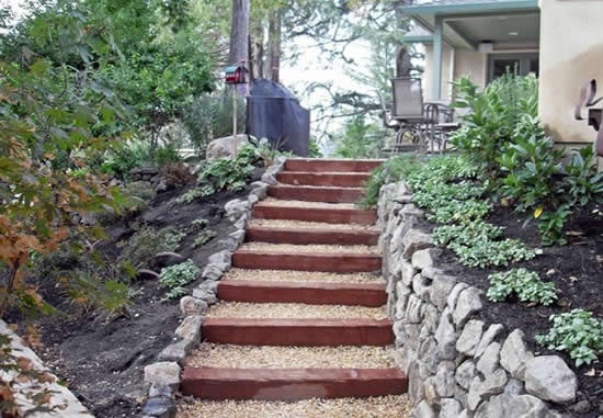 Decoração com pedras para escada de jardim