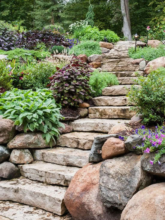 Escada perfeita com pedras no jardim