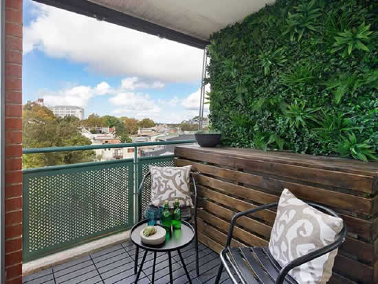 Parede verde na varanda do apartamento
