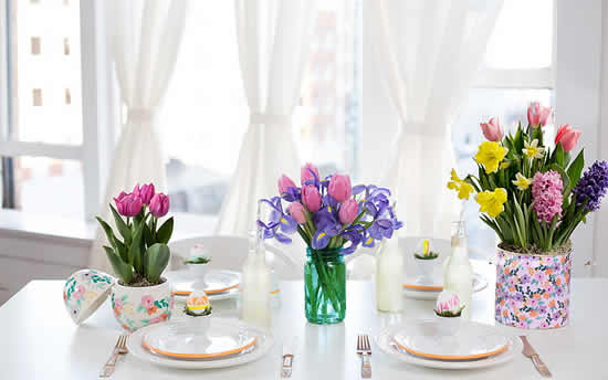 Arranjo de flores para decorar mesa de Páscoa