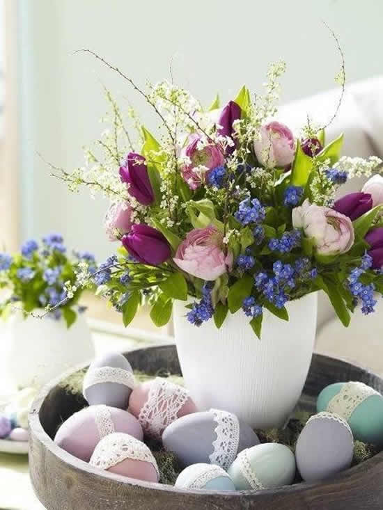 Enfeite lindo com flores para Páscoa