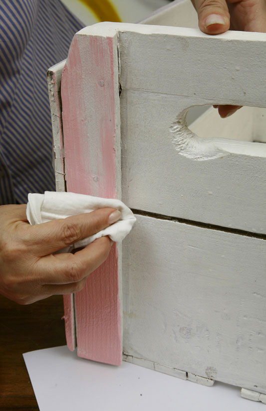 pintando caixote de madeira