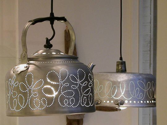 luminárias com utensílios de cozinha