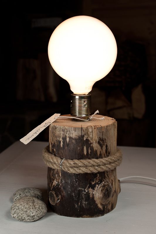 Luminárias vintage em blocos de madeira