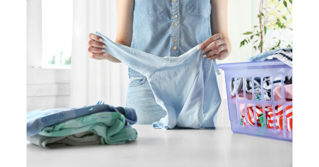 Como remover odor de roupas na axilas