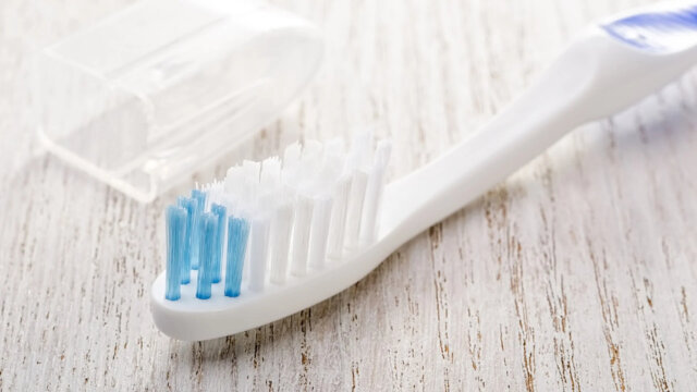 como higienizar escovas de dentes