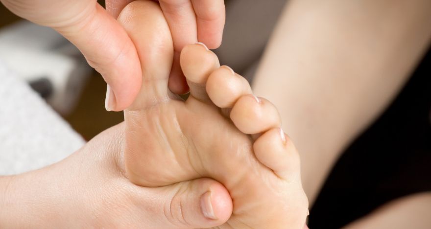 como fazer uma massagem relxante nos pés massageando os dedos
