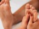 como fazer uma massagem relxante nos pés
