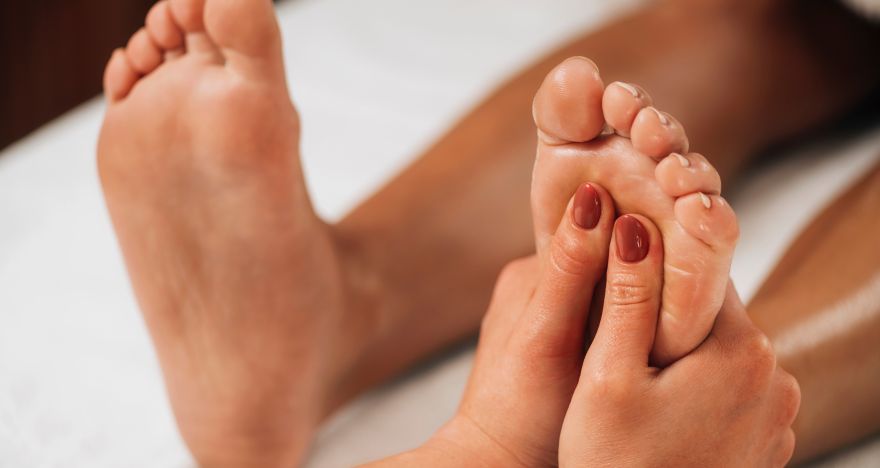 como fazer uma massagem relxante nos pés
