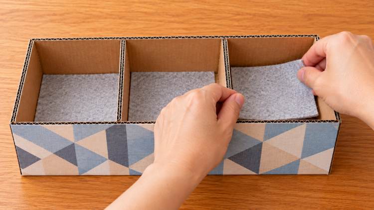 Porta controle remoto com papelão